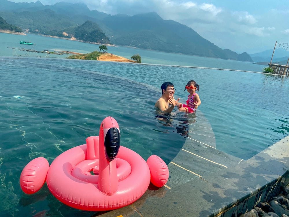 01MaichauHideaway_lakeresort (11) The children’s playground at Mai Chau Hideaway Lake Resort offers a safe, fun outdoor space where kids can play freely while parents relax and enjoy nature.