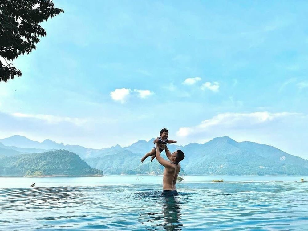 MaichauHideaway_kid_children (10)1 The children’s playground at Mai Chau Hideaway Lake Resort offers a safe, fun outdoor space where kids can play freely while parents relax and enjoy nature.