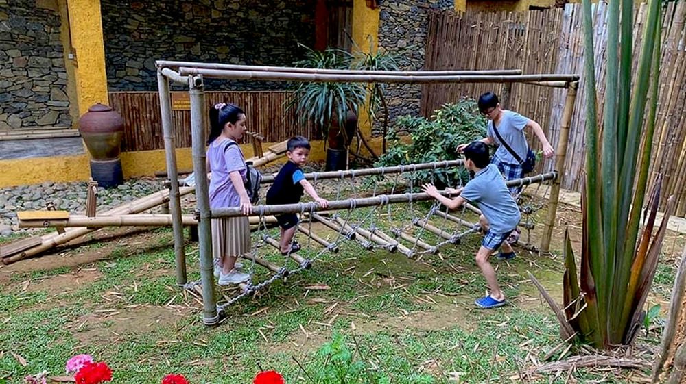 MaichauHideaway_kid_children (7) The children’s playground at Mai Chau Hideaway Lake Resort offers a safe, fun outdoor space where kids can play freely while parents relax and enjoy nature.